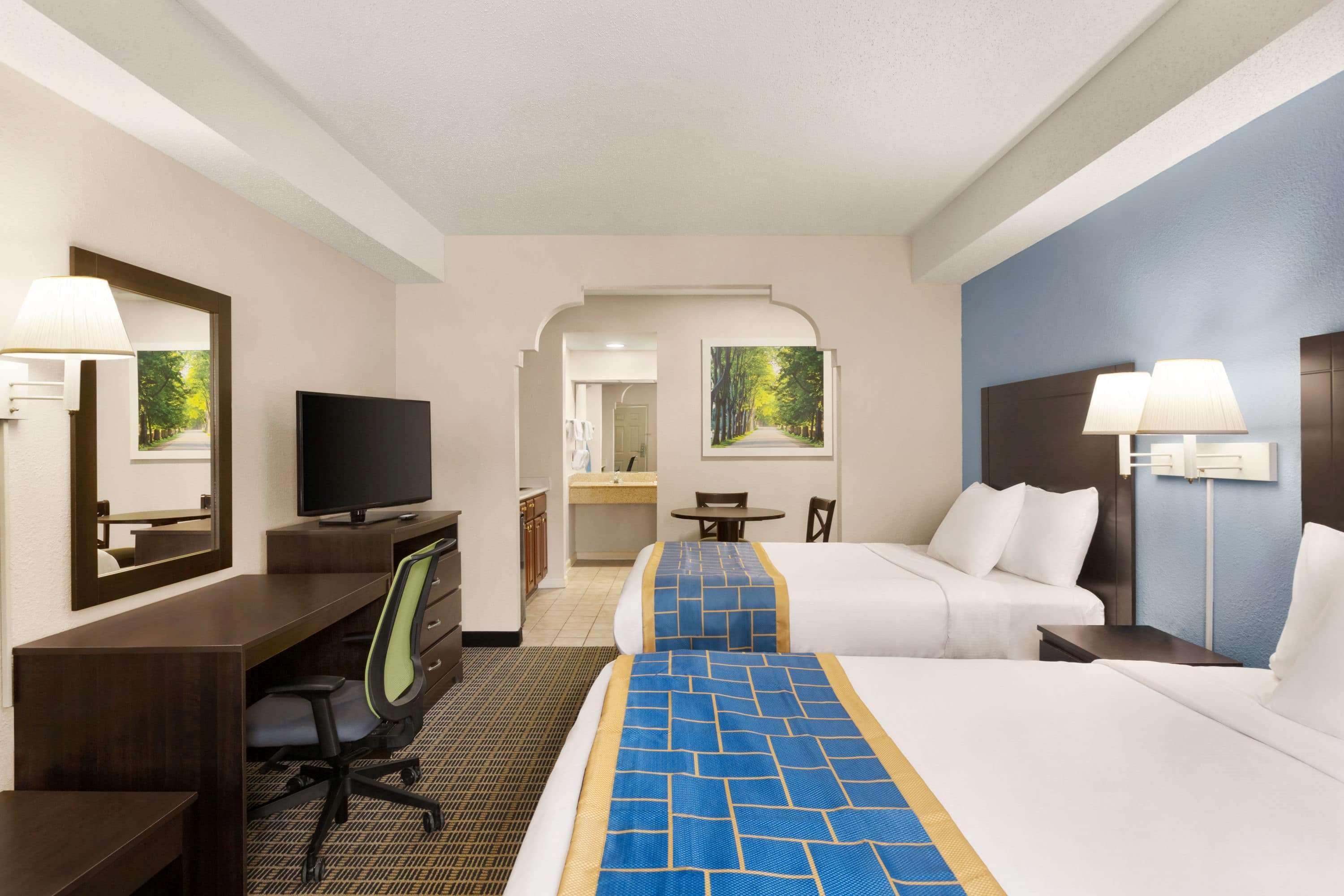Days Inn & Suites By Wyndham Savannah Midtown Экстерьер фото
