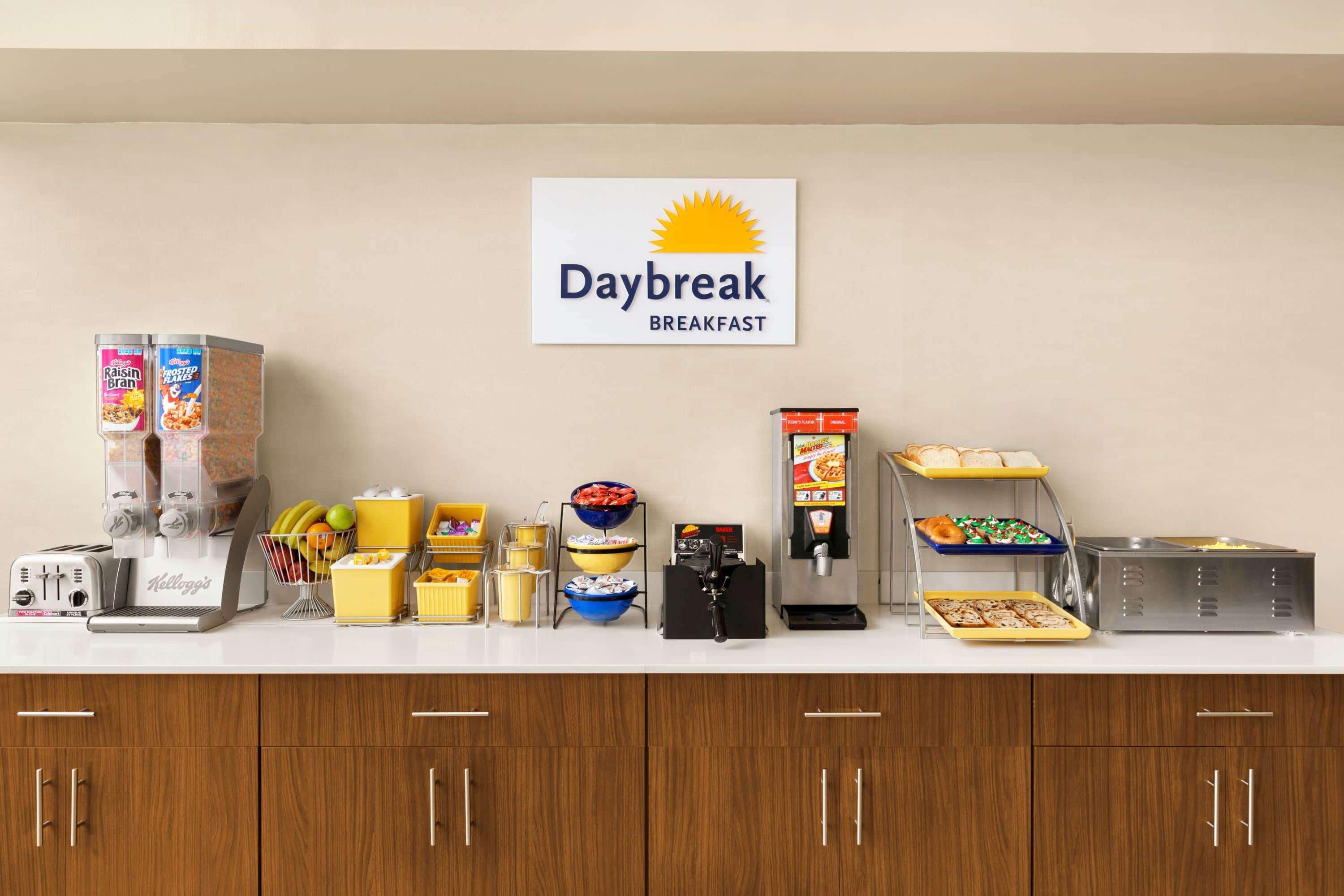 Days Inn & Suites By Wyndham Savannah Midtown Экстерьер фото
